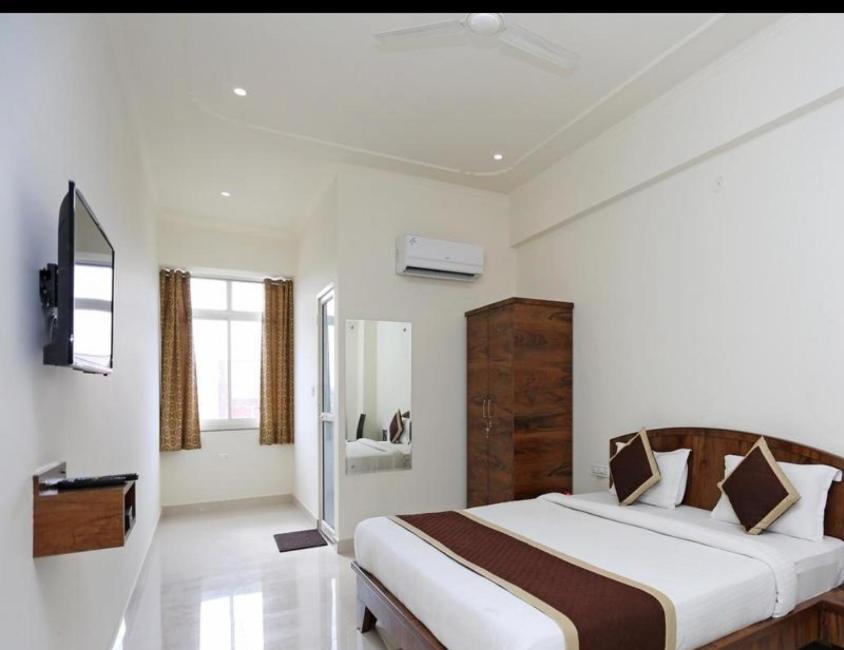 a double bed room with t.v and window at hotel shiv palace in jaipur hotel_Image