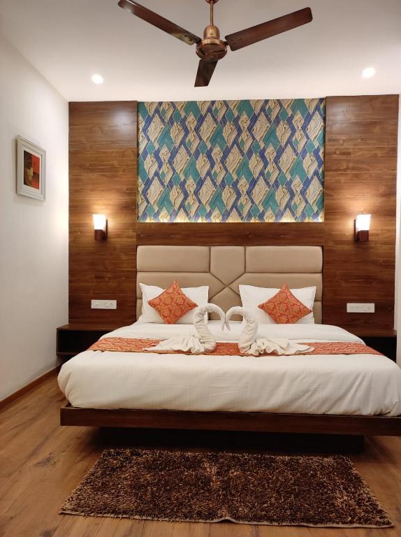 a bedroom with a large bed at a mountains view from hotel roof hotel_Image
