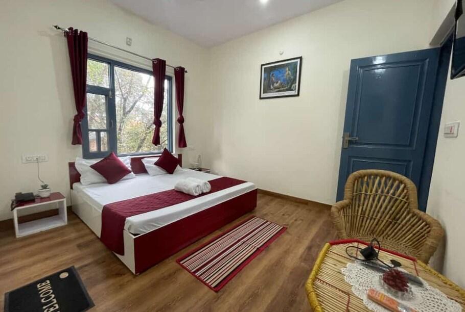 a bedroom with a large bed at hotel the whispering in Bir Billing hotel_Image