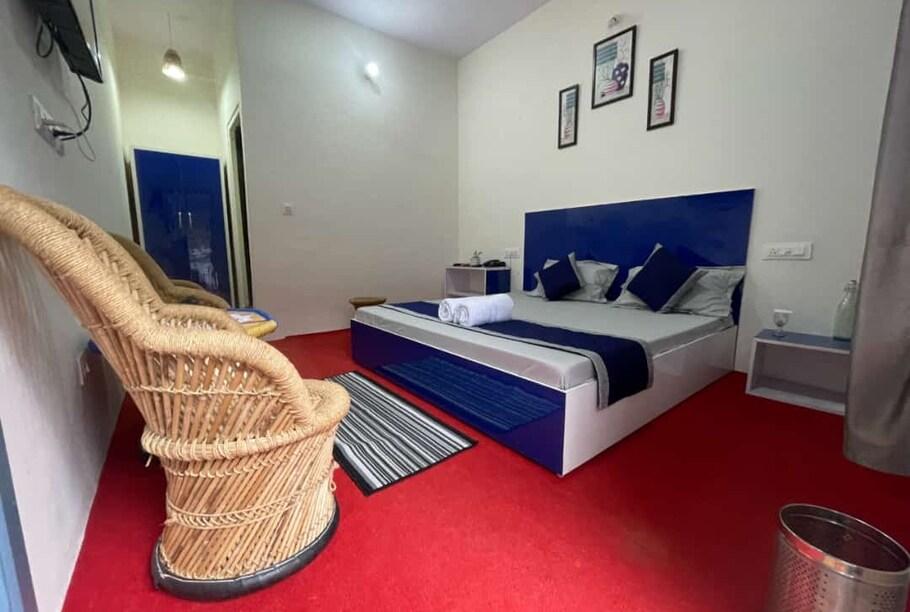 a bedroom with a large bed at hotel the whispering in Bir Billing hotel_Image