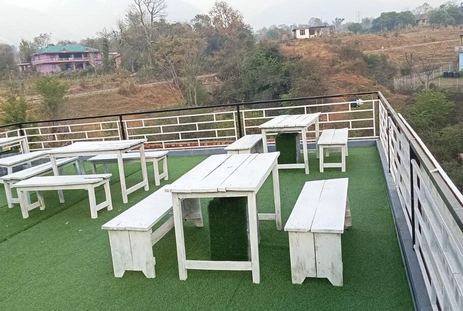 seating area at hotel the whispering in Bir Billing hotel_Image