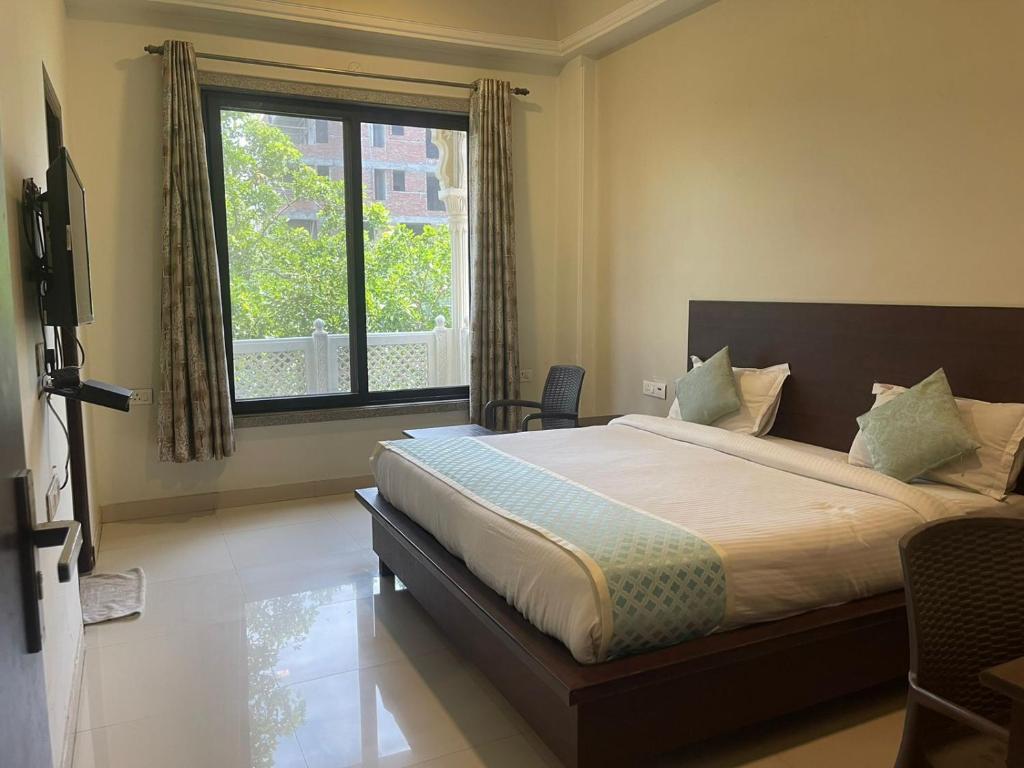 a bedroom with a large bed and a tv at jeenmount heritage boutique hotel in jaipur hotel_Image