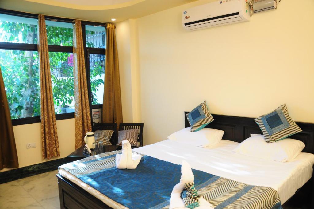 a bedroom with a large bed and sofa at nahar singh haveli in jaipur hotel_Image