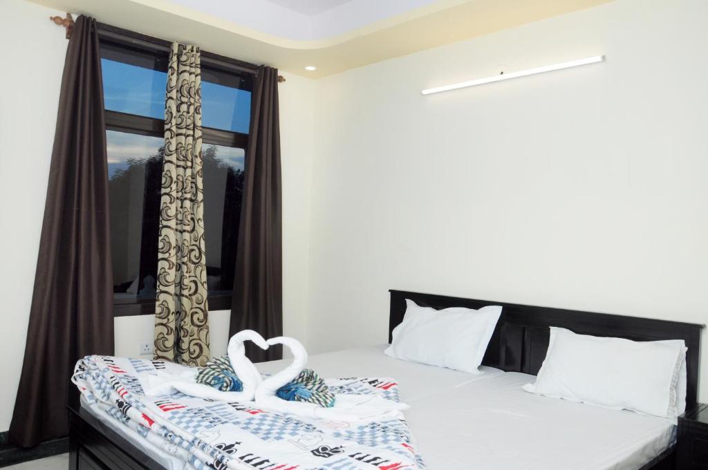 a bedroom with a large bed and towel on bed at nahar singh haveli in jaipur hotel_Image