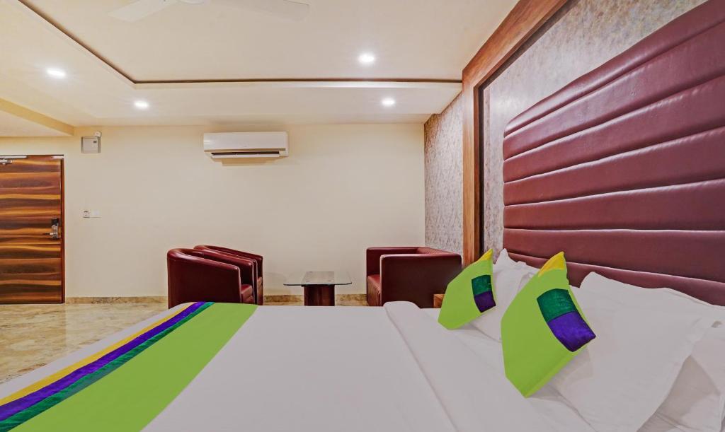 a bedroom with white bedsit at sanskar prime hotel in jaipur hotel_Image